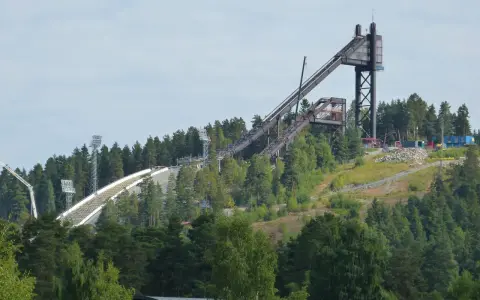 Hoppbacken i Falun, en ikonisk plats för vintersport. Området erbjuder fina vandringsleder falun med utsikt över backen och den omgivande skogen.