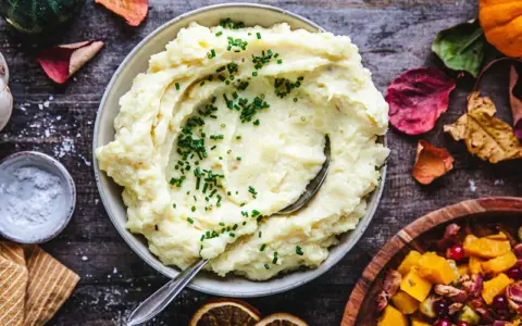 Krämigt potatismos, perfekt för ditt nästa potatismos recept, toppat med gräslök. En härlig höstdukning.