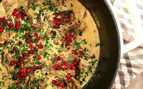 Krämig renskav i panna, toppad med lingon och persilja. Ett klassiskt renskav recept som doftar svensk höst.