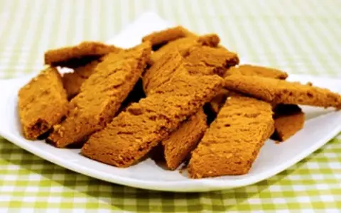 En hög med gyllene kolakakor på en vit tallrik. Perfekt för ett enkelt kolakakor recept.