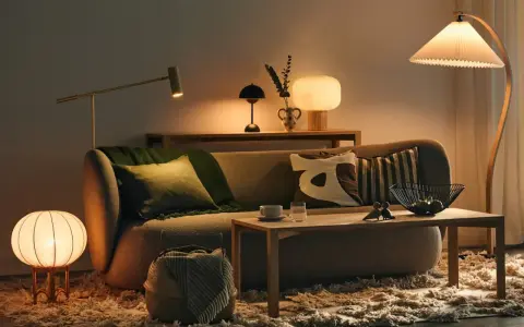 Mysig soffgrupp med flera design bordslampor som skapar stämning.