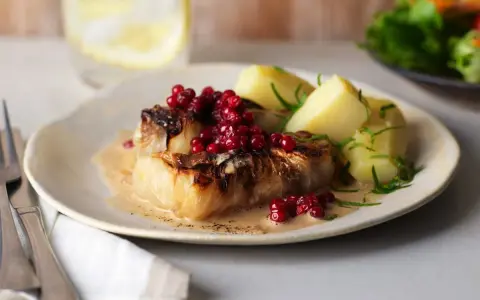 Kåldolmar recept: Läckra kåldolmar med krämig sås, kokt potatis och rårörda lingon. En klassisk svensk rätt.