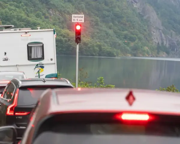 Könnt ihr euch vorstellen att vänta i kö med husbil i Norge? Trafikljuset visar rött, men utsikten över fjorden är vacker.