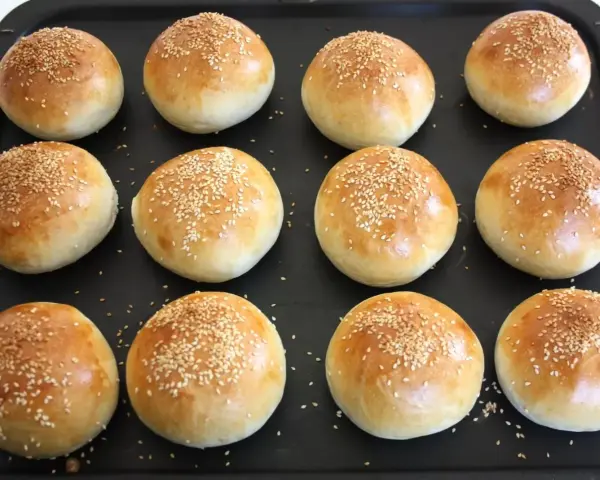 Nybakade frallor med sesamfrön, perfekta för ett gott frallor recept.
