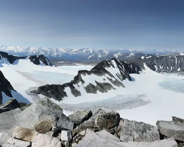 Majestätisk utsikt över glaciärer och snöklädda bergstoppar, en dröm för alla som älskar glittertind vandring.