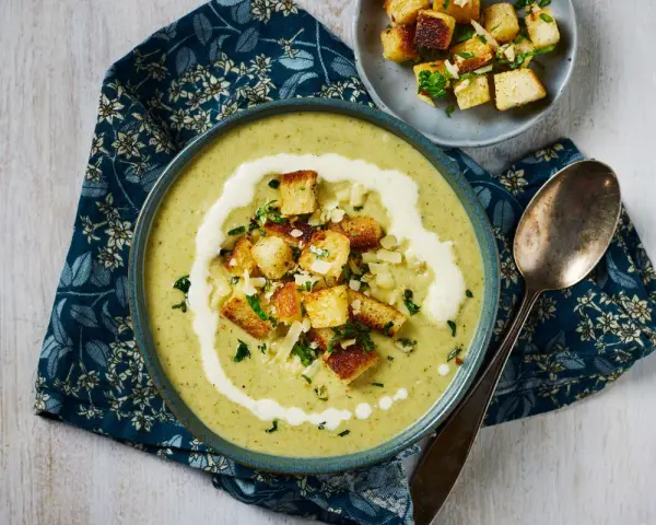 Krämig broccolisoppa med krutonger och en virvel av grädde. Ett perfekt broccolisoppa recept för en kall dag.