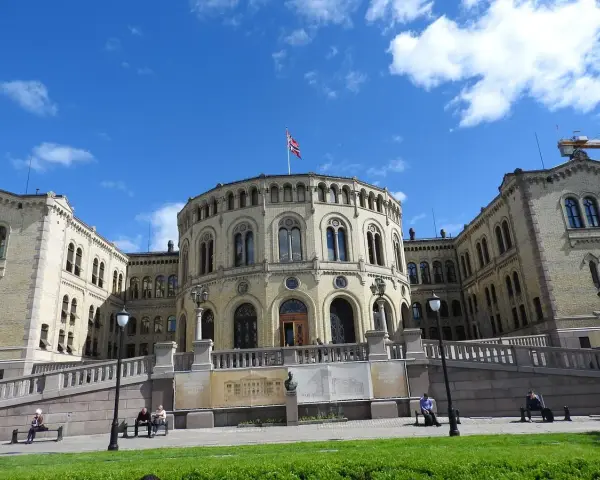 Storslagen byggnad med norsk flagga, en av de mest sevärda platserna att se i Oslo.