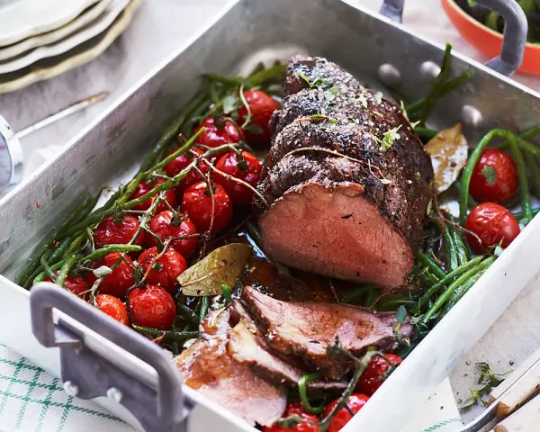 Saftig rostbiff med körsbärstomater och haricots verts i ugnsform. Ett perfekt rostbiff recept för en härlig middag.