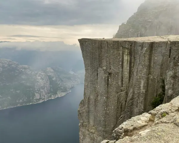 Imponerande klippavsats med utsikt över fjord och berg. En del av de fantastiska vandringsleder Norge har att erbjuda.