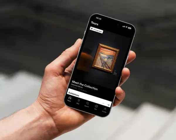 En hand håller en mobil med en app för **Nasjonalmuseet Oslo**. Appen visar en rundtur med "Skriet" och alternativ för utställningar.