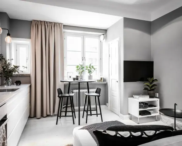 Smart och stilren inredning för compact living 25 kvadrat. Köksdel, matplats och vardagsrum i ett.