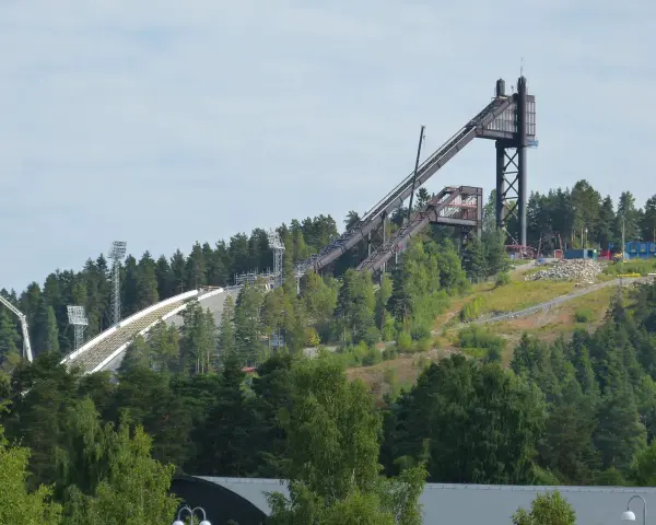 Hoppbacken i Falun, en ikonisk plats för vintersport. Området erbjuder fina vandringsleder falun med utsikt över backen och den omgivande skogen.