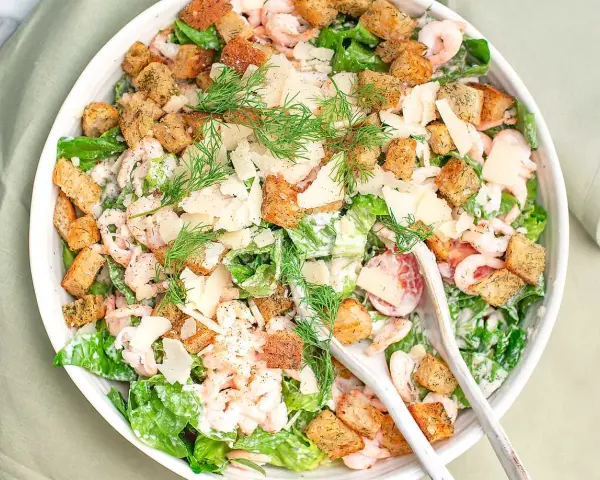 En härlig caesarsallad med räkor, krutonger och parmesan. Ett perfekt caesarsallad recept för en lätt lunch.