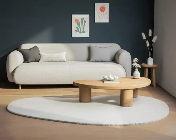 En ljus soffa med kuddar, ett runt träbord och en rund matta. En vas med torkade blommor på en pall. Olika inredningsstilar kan inspirera detta lugna rum.