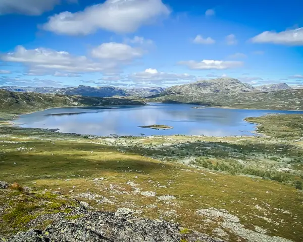Vacker sjö och berglandskap i Hemsedal, Norge. En liten ö syns i det spegelblanka vattnet.