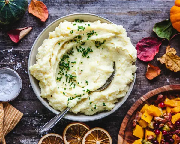 Krämigt potatismos, perfekt för ditt nästa potatismos recept, toppat med gräslök. En härlig höstdukning.