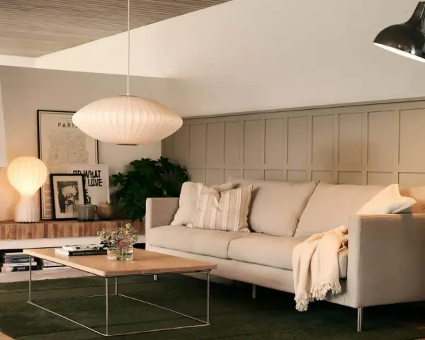 Mysig soffa i vardagsrummet med inspiration från skandinavisk design. En perfekt plats för avkoppling.