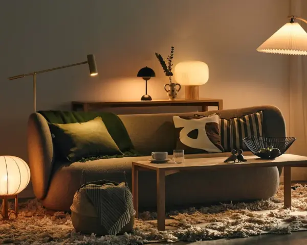 Mysig soffgrupp med flera design bordslampor som skapar stämning.