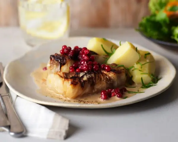Kåldolmar recept: Läckra kåldolmar med krämig sås, kokt potatis och rårörda lingon. En klassisk svensk rätt.