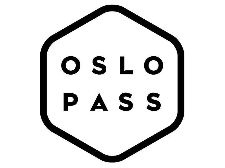 Svartvit logotyp med texten "OSLO PASS" inuti en sexkant. Perfekt för en weekend i Oslo!