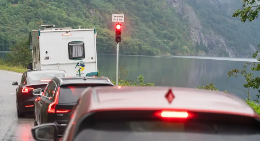 Könnt ihr euch vorstellen att vänta i kö med husbil i Norge? Trafikljuset visar rött, men utsikten över fjorden är vacker.