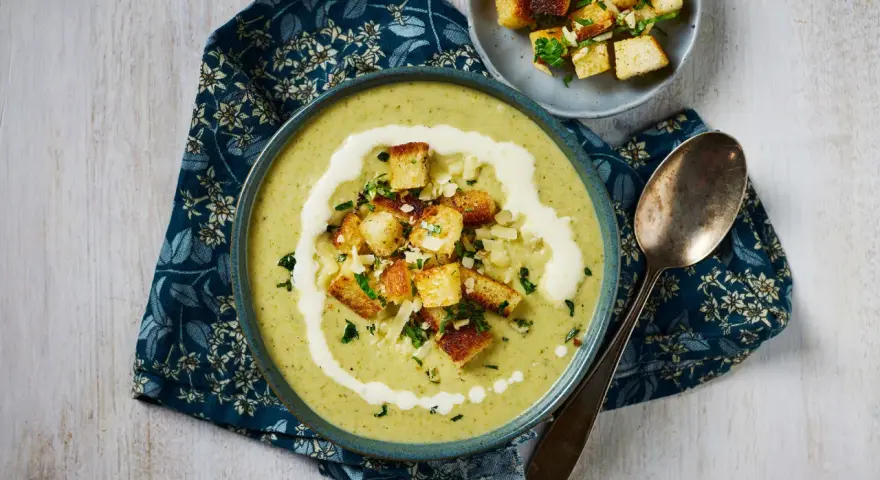 Krämig broccolisoppa med krutonger och en virvel av grädde. Ett perfekt broccolisoppa recept för en kall dag.