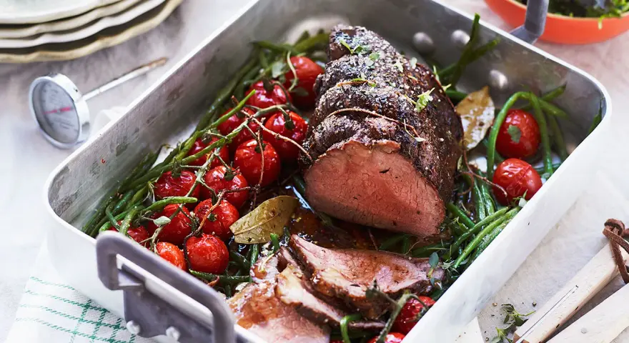 Saftig rostbiff med körsbärstomater och haricots verts i ugnsform. Ett perfekt rostbiff recept för en härlig middag.