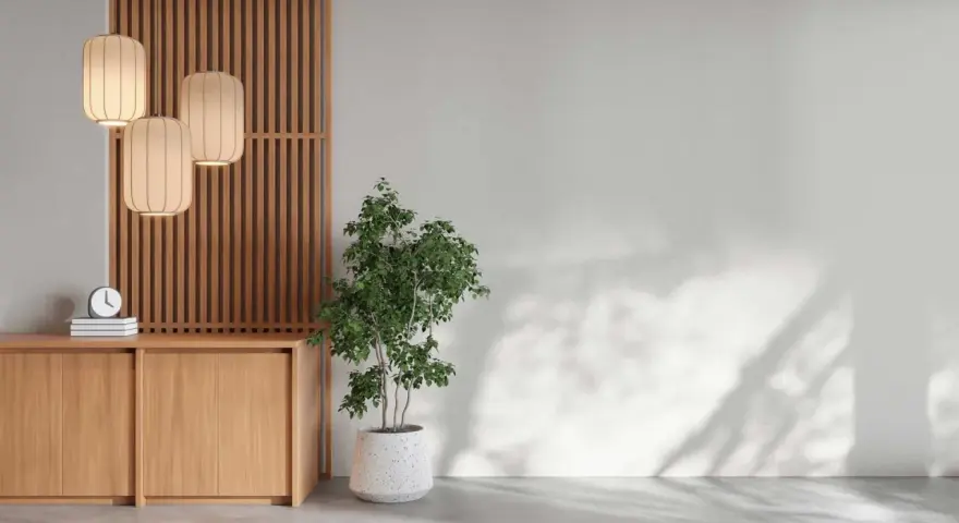 En lugn och harmonisk miljö med feng shui inredning. Trädetaljer, en grön växt och mjuka lampor skapar en balanserad atmosfär.