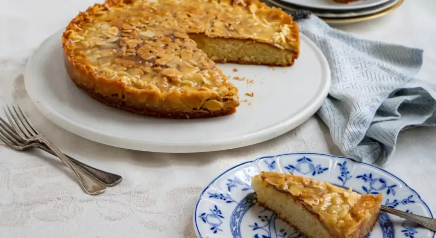 En saftig toscakaka med mandeltopping, perfekt för fikat. Här är ett enkelt toscakaka recept.