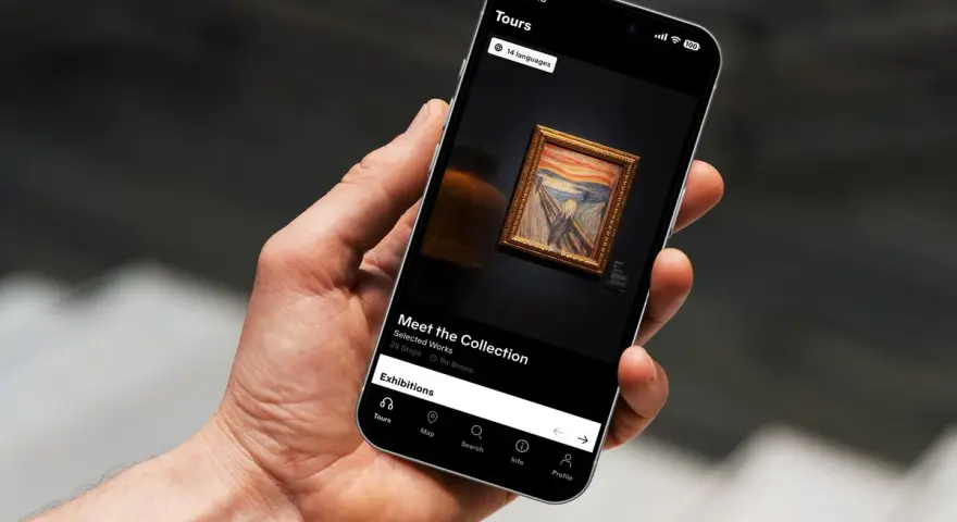 En hand håller en mobil med en app för **Nasjonalmuseet Oslo**. Appen visar en rundtur med "Skriet" och alternativ för utställningar.