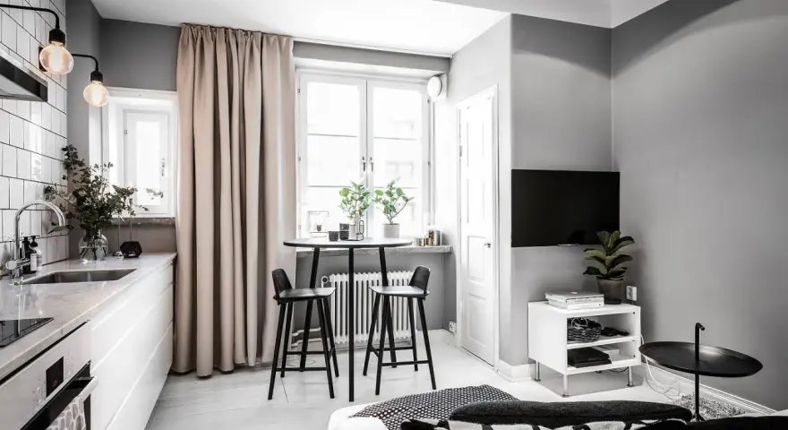 Smart och stilren inredning för compact living 25 kvadrat. Köksdel, matplats och vardagsrum i ett.