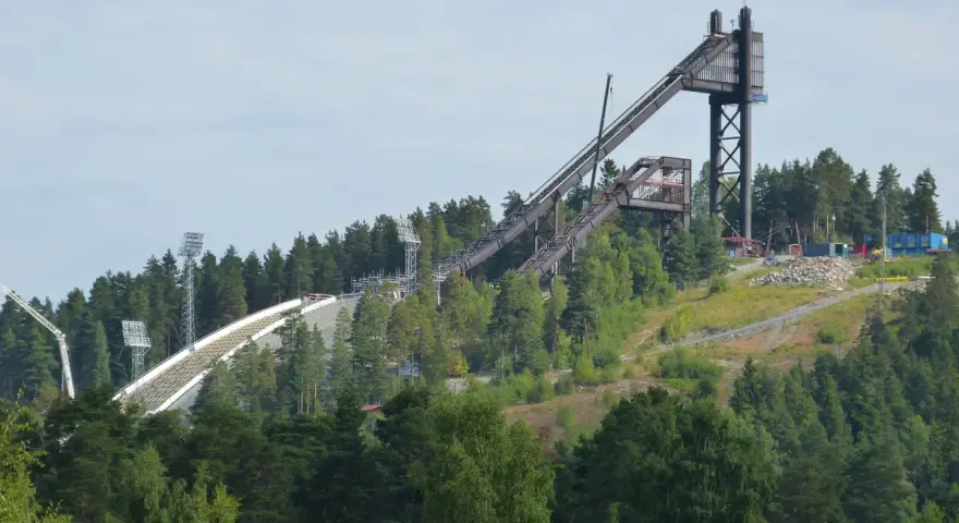Hoppbacken i Falun, en ikonisk plats för vintersport. Området erbjuder fina vandringsleder falun med utsikt över backen och den omgivande skogen.