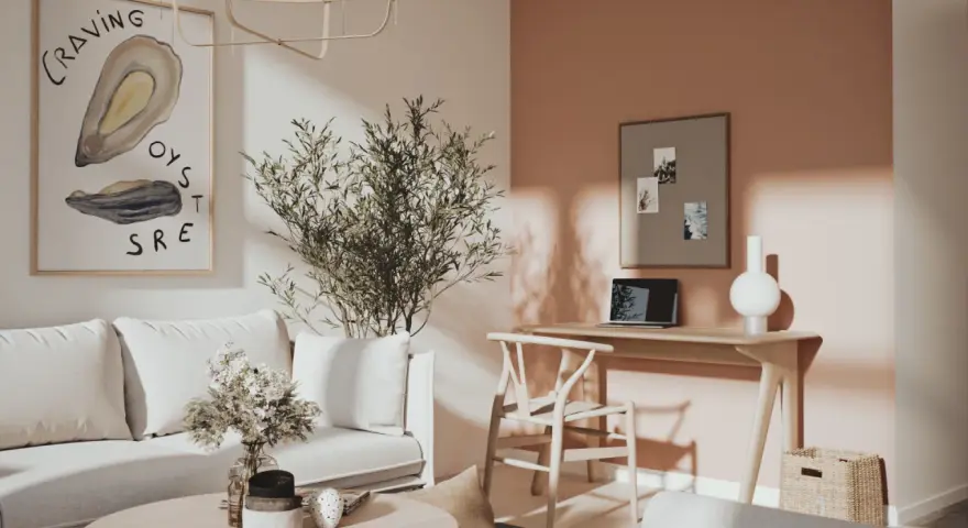 Ett inrett litet rum med en bekväm soffa, ett runt soffbord med blommor och en arbetsplats vid ett fönster.