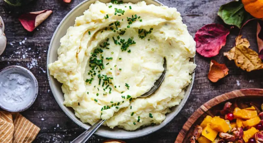 Krämigt potatismos, perfekt för ditt nästa potatismos recept, toppat med gräslök. En härlig höstdukning.