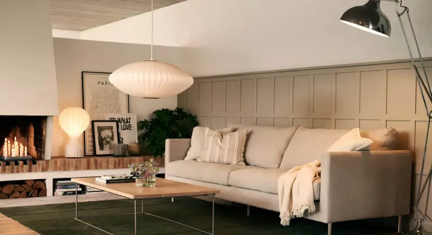 Mysig soffa i vardagsrummet med inspiration från skandinavisk design. En perfekt plats för avkoppling.