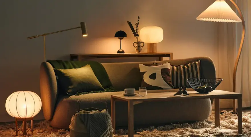 Mysig soffgrupp med flera design bordslampor som skapar stämning.