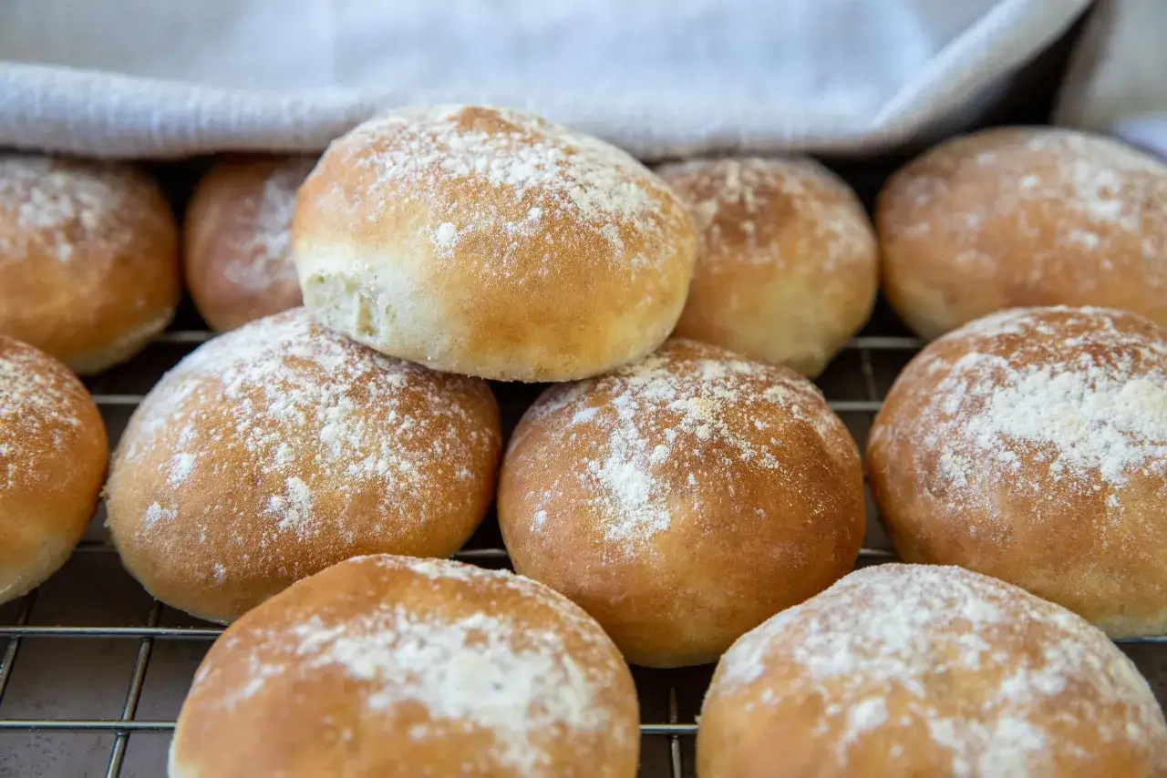 Nybakade frallor, perfekta för frukost eller fika. Ett enkelt frallor recept som ger härligt fluffiga bullar.