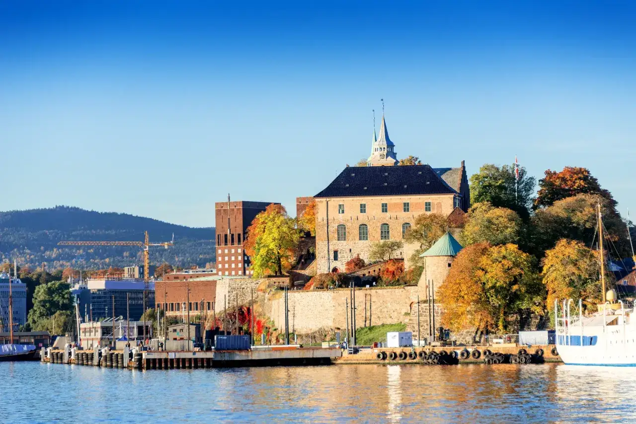 Akrobatiska träd i höstfärger ramar in Akershus fästning, en av de mest sevärda platserna i Oslo.