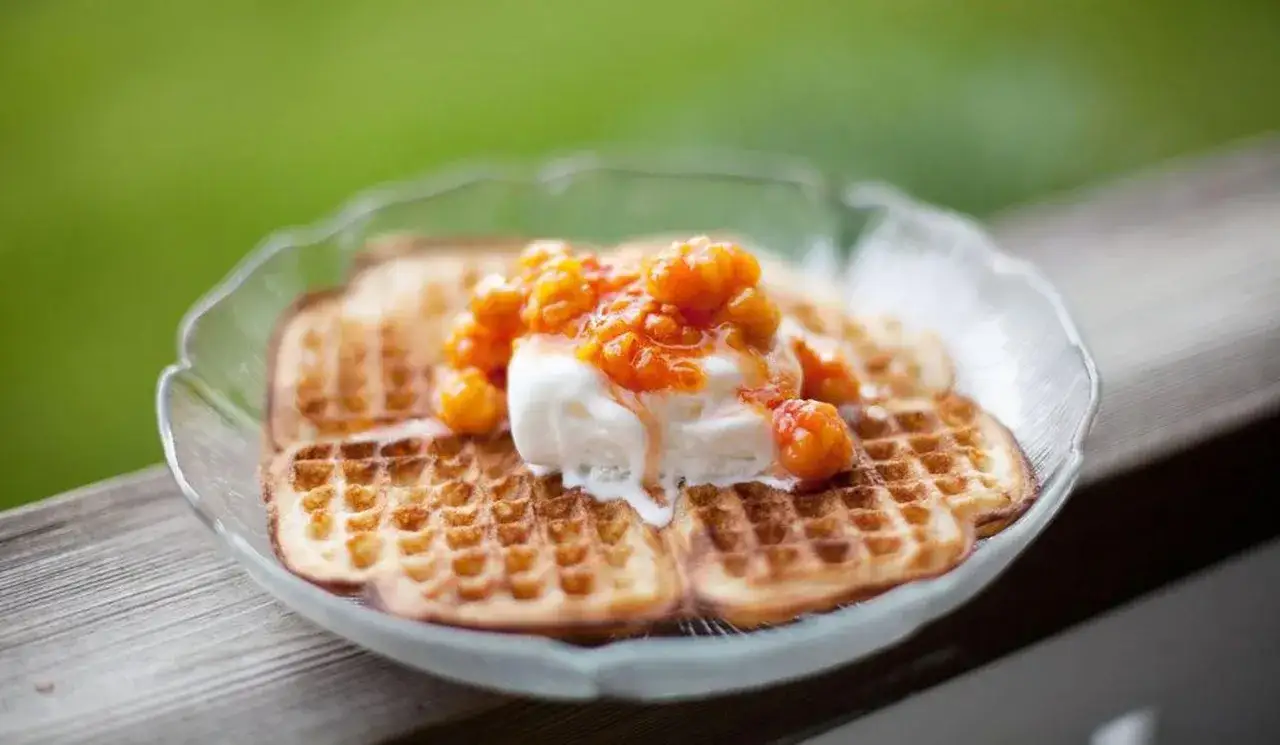 Våfflor med vaniljglass och en klick gyllene hjortronsylt. Ett perfekt recept för en somrig fika.