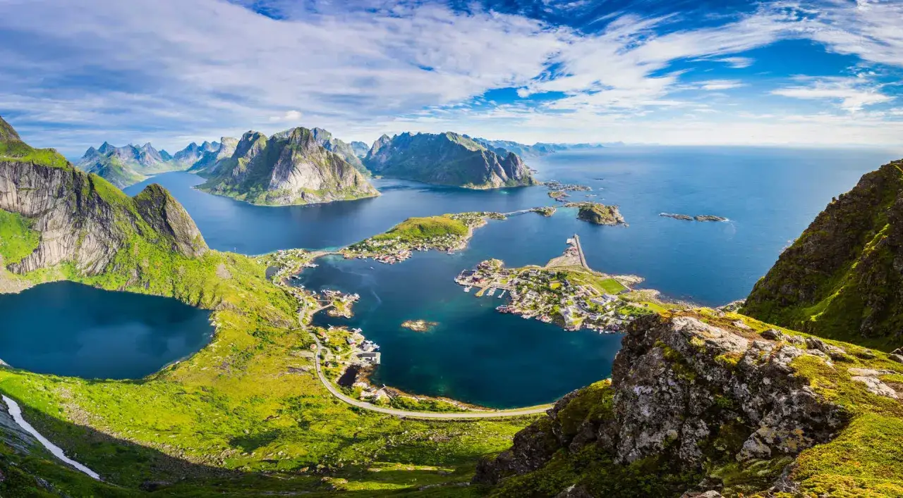 Majest&auml;tiska berg m&ouml;ter turkost vatten vid en pittoresk by. T&auml;nk dig att paddla kajak h&auml;r i Lofoten, en dr&ouml;m f&ouml;r alla natur&auml;lskare.