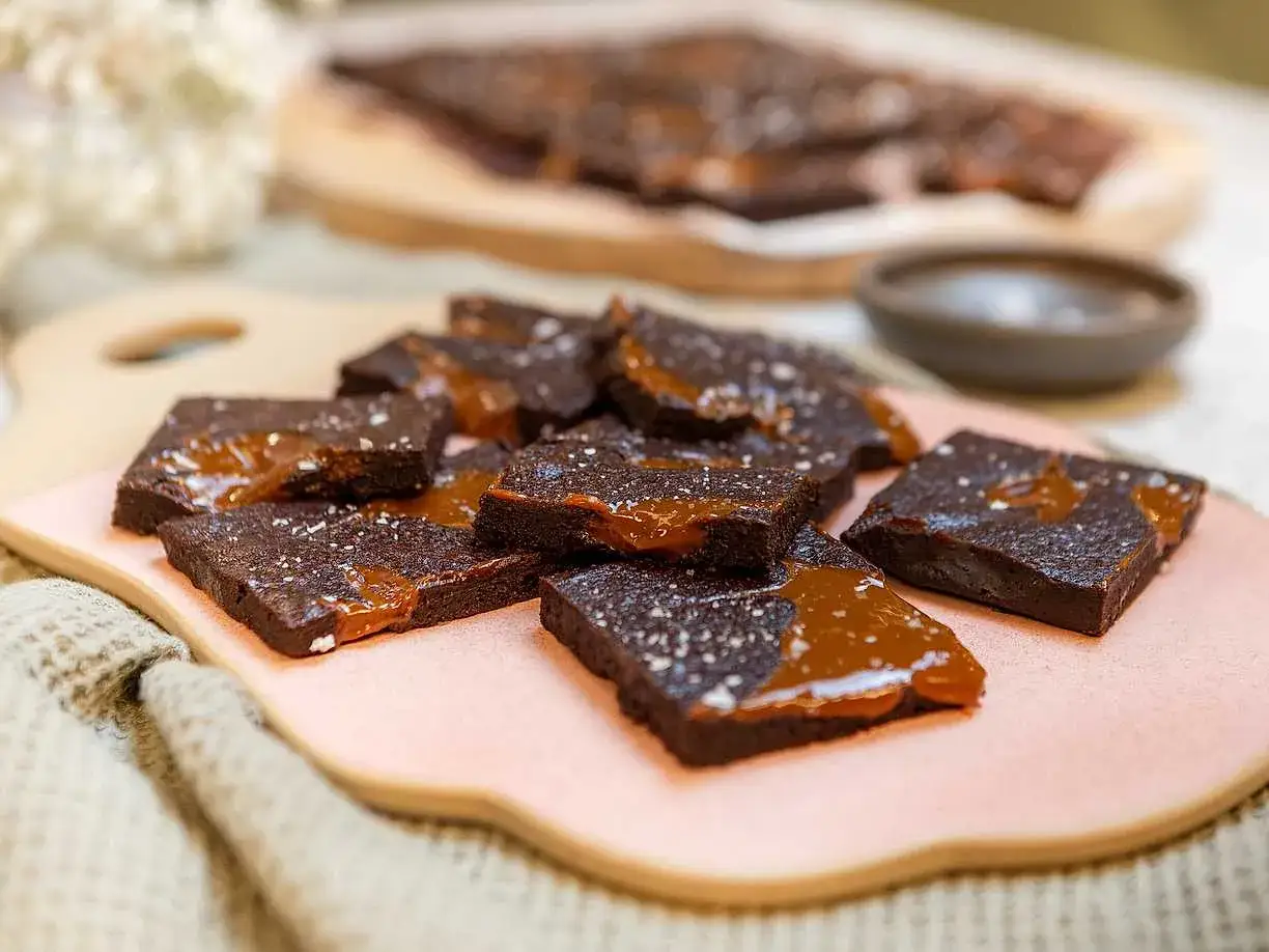 Kladdkaka i långpanna, skuren i bitar med härlig kolasås och flingsalt. Perfekt för fikat!