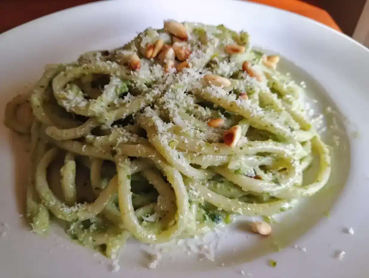 En tallrik med kr&auml;mig pasta pesto, toppad med pinjen&ouml;tter och riven parmesan. En h&auml;rlig italiensk klassiker.