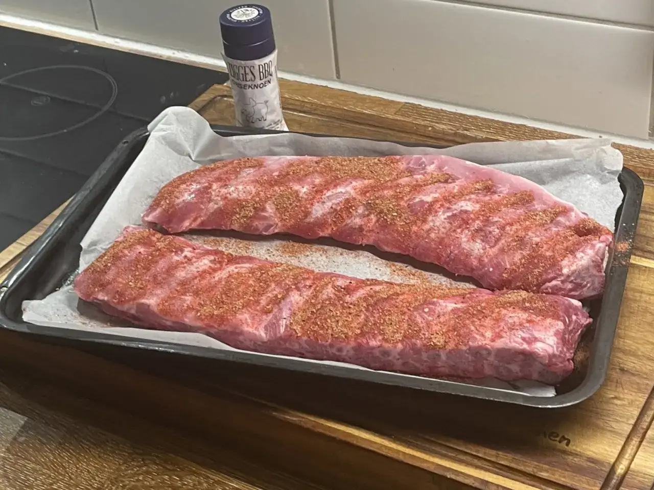Tv&aring; ugnsbakade kamben, kryddade och redo f&ouml;r ugnen. En burk med 