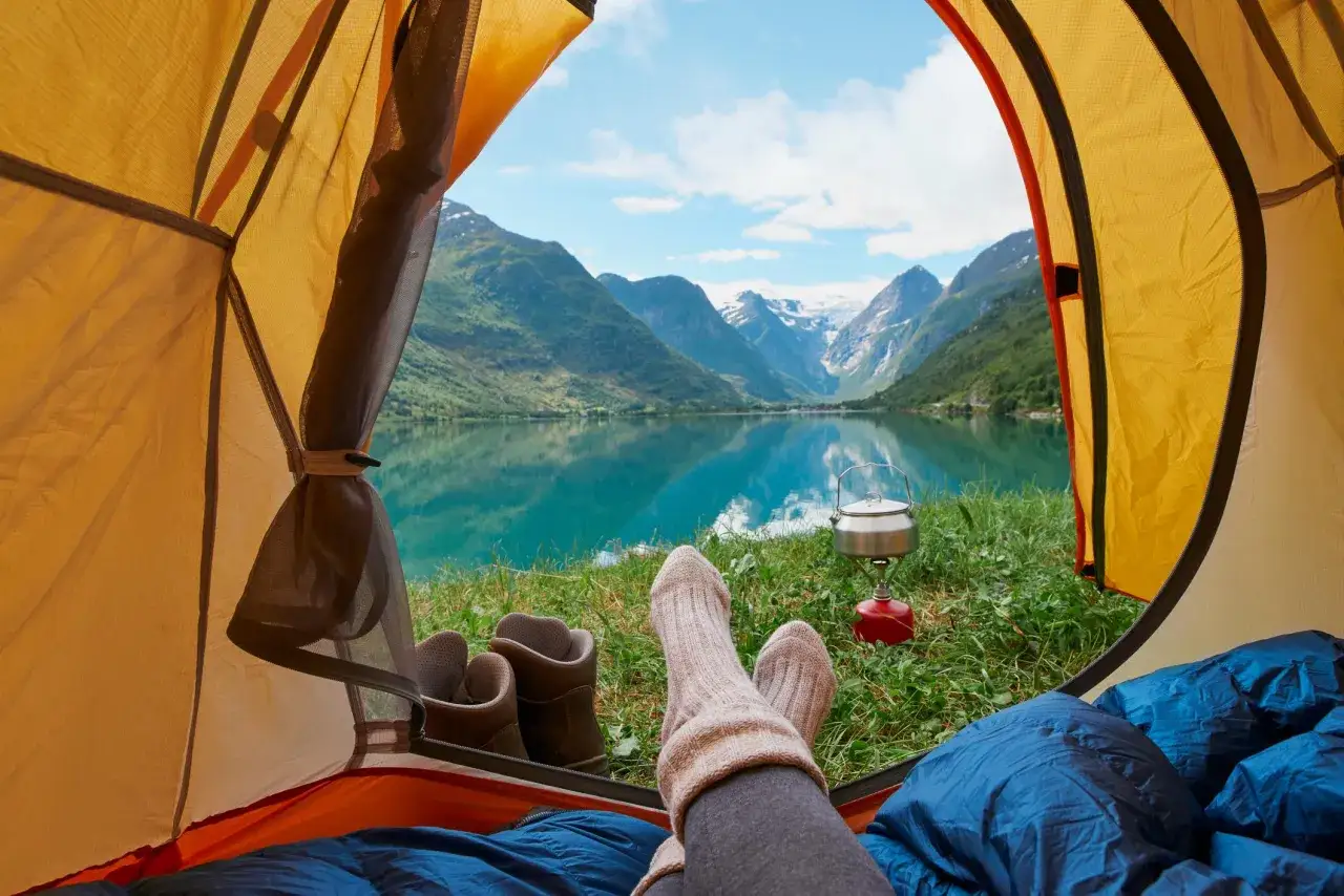 Vila i t&auml;lt med utsikt &ouml;ver en turkos sj&ouml; och sn&ouml;kl&auml;dda berg. Perfekt f&ouml;r campingplatser i Norge.