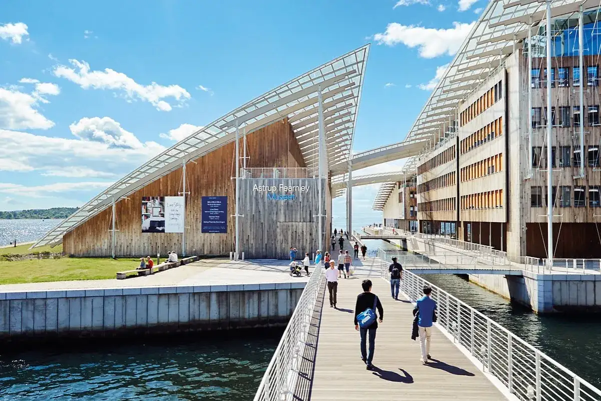 Astrup Fearnley Museet, ett av Oslos museer, med sin unika arkitektur vid vattnet.