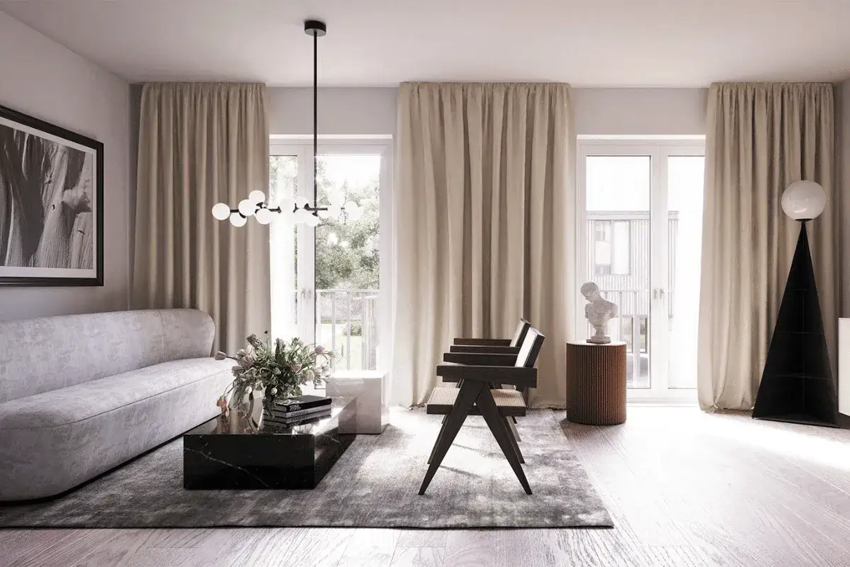 Ett modernt och ljust stora vardagsrum med en elegant soffa, marmorbord och tv&aring; designf&aring;t&ouml;ljer. Ljuset fl&ouml;dar in genom stora f&ouml;nster.