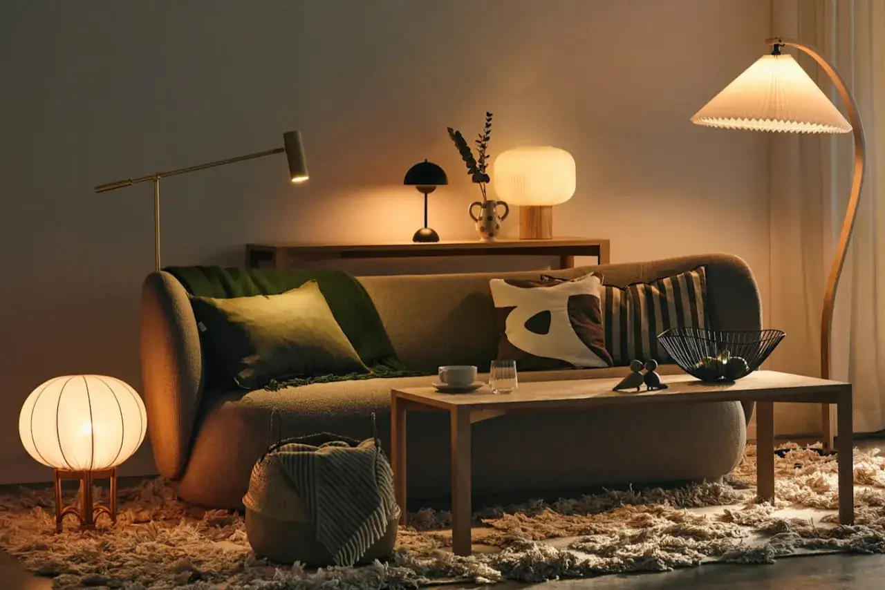 Mysig soffgrupp med flera design bordslampor som skapar stämning.