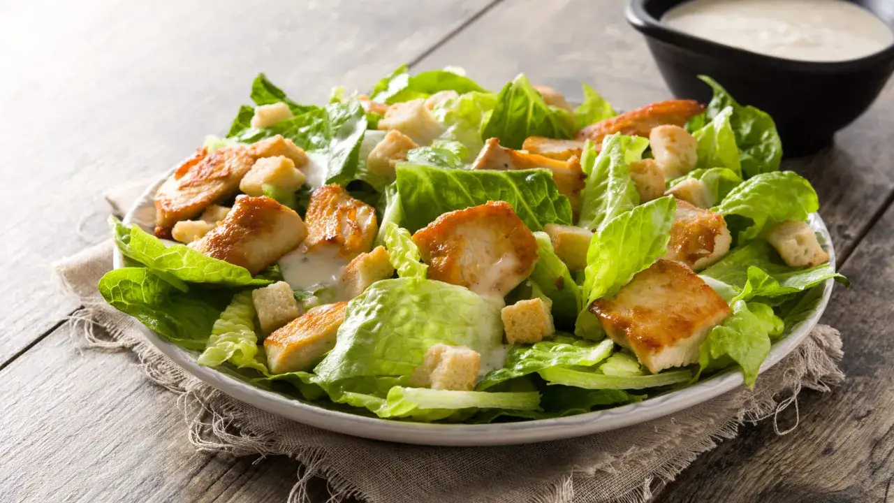 En h&auml;rlig caesarsallad med krispig romansallad, saftiga kycklingbitar och krutonger. Perfekt f&ouml;r ett snabbt caesarsallad recept.