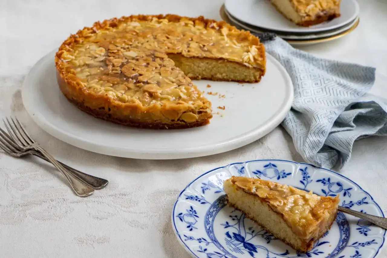En saftig toscakaka med mandeltopping, perfekt för fikat. Detta toscakaka recept är en klassiker.