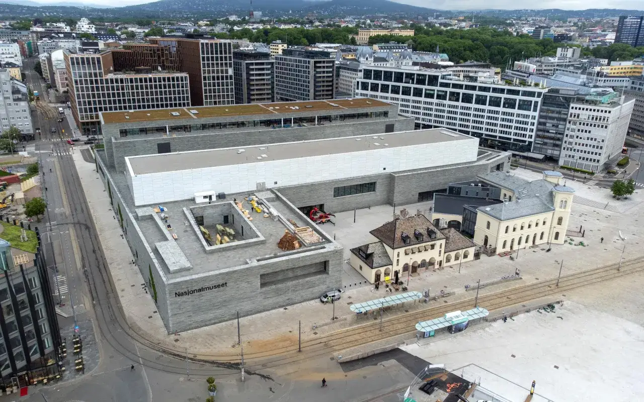 Vy &ouml;ver Nasjonalmuseet i Oslo med omgivande byggnader och sp&aring;rv&auml;g.